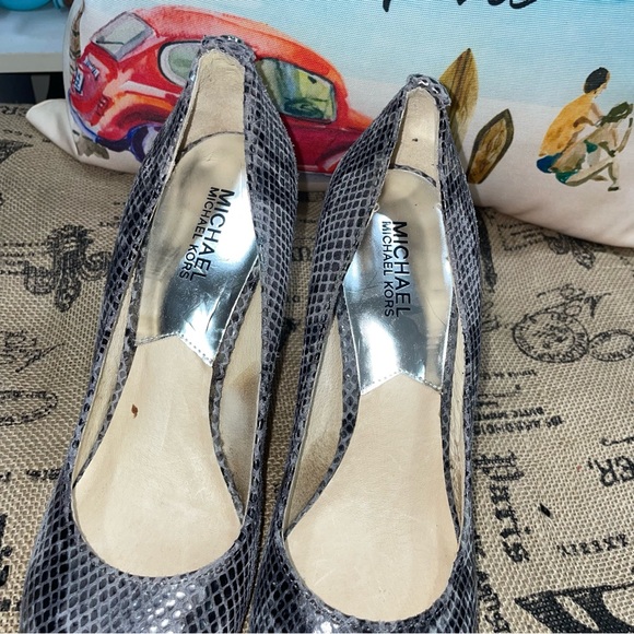 Michael Kors Grey Snakeskin Pattern Pump Size 8.5 Excellent Condition - Picture 4 of 10